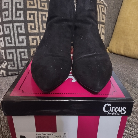 Women's Sz. 8.5 Kirby, Black Micro Boots. - Picture 3 of 3